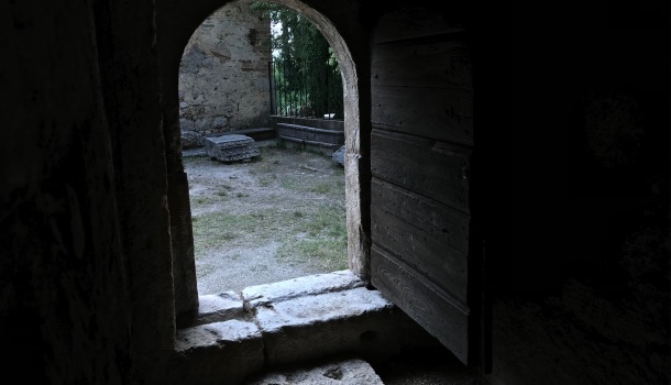 ingresso alla cripta del tempietto del clitunno